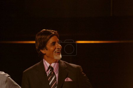 Foto de Sur de Asia, India Actor estrella de cine de Bollywood Amitabh Bachchan sonriendo en Kaun Banega Crorepati segunda parte programa de televisión, India - Imagen libre de derechos