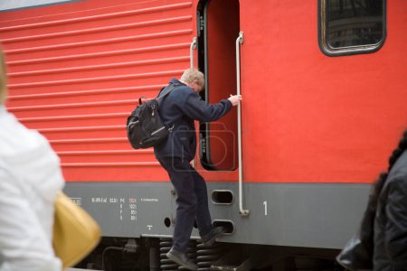 Téléchargez les photos : Conducteur de train descendant du train de couleur rouge moteur ; Chemin de fer allemand ; DB Hauptbahnhof gare principale ; Francfort ; Allemagne ; Europe - en image libre de droit