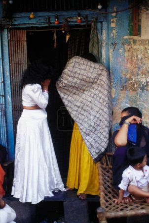 Téléchargez les photos : Travailleur du sexe à l'extérieur des bordels de Kamathipura, Bombay Mumbai, Maharashtra, Inde - en image libre de droit