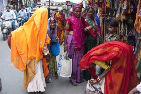 Téléchargez les photos : Les femmes dans le marché, pushkar, rajasthan, Inde, Asie - en image libre de droit