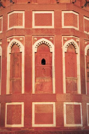 Téléchargez les photos : Fort d'Agra construit au XVIe siècle par l'empereur moghol fait de grès rouge sur la rive ouest de la rivière Yamuna ; Agra ; Uttar Pradesh ; Inde Site du patrimoine mondial de l'UNESCO - en image libre de droit