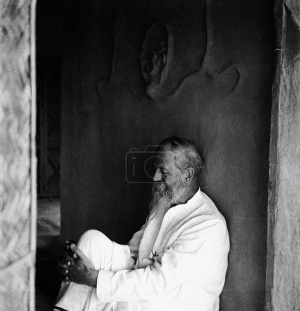 Foto de C F Andrews en la cabaña de Kasturba Gandhis en el Ashram Sevagram, 1939 - Imagen libre de derechos