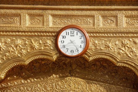 Téléchargez les photos : Horloge murale à Harmandir Sahib ou Darbar Sahib Golden Temple à Amritsar ; Punjab ; Inde - en image libre de droit