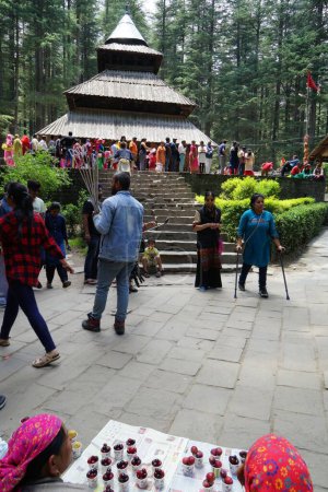 Téléchargez les photos : Vendeur de cerises, Temple Hadimba, Manali, Himachal Pradesh, Inde, Asie - en image libre de droit