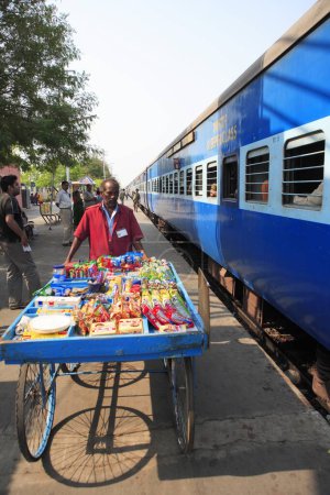 Téléchargez les photos : Hawker au chemin de fer indien sur le quai ; nom du train Chennai Express ; Tamil Nadu ; Inde - en image libre de droit