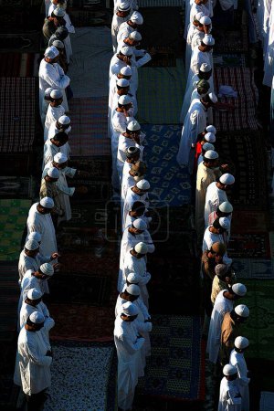 Foto de Musulmanes ofreciendo namaaz en Mumbra; pequeño municipio en las afueras de Bombay ahora Mumbai; Maharashtra; India - Imagen libre de derechos