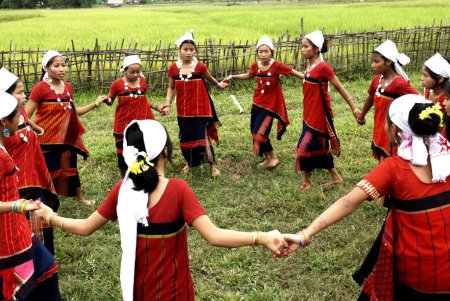 Foto de Actuación de danza tribal en la escuela Sneha establecida en 2003 por jóvenes activistas para educar a los niños de la tribu chakma, Diyun, Arunachal Pradesh, India - Imagen libre de derechos