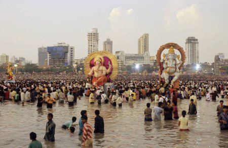Foto de Ganesh ganpati Festival, Inmersión de ídolos de elefante encabezado por Dios, Mumbai Bombay, Maharashtra, India - Imagen libre de derechos