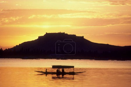 Sonnenuntergang und Bootsfahrt im Dal-See; Srinagar; Jammu und Kaschmir; Indien
