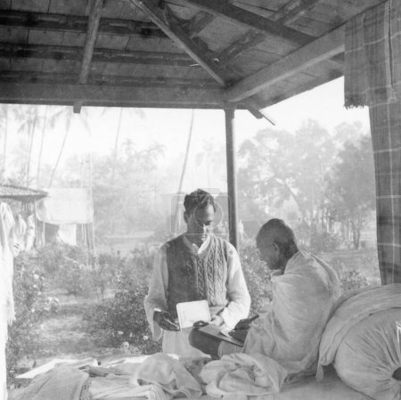 Téléchargez les photos : Ramakrishna Bajaj et Mahatma Gandhi à Khadi Pratishthan, Sodepur, 24 Parganas, Calcutta, 1946, Inde - en image libre de droit