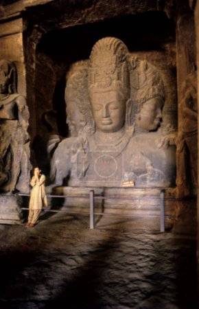 Téléchargez les photos : Les Trois ont dirigé Dieu Shiva, grottes Elephanta, maharashtra, Inde - en image libre de droit