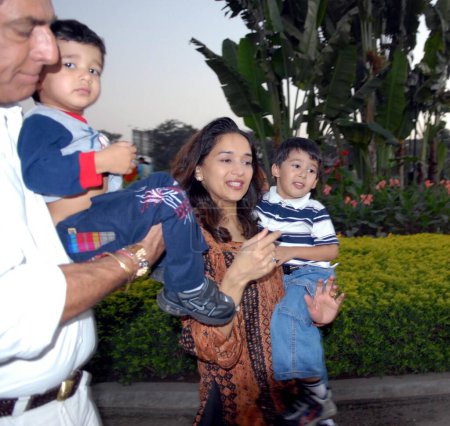 Téléchargez les photos : L'actrice indienne Madhuri Dixit Nene avec sa famille, Mumbai Maharashtra, Inde, Asie - en image libre de droit