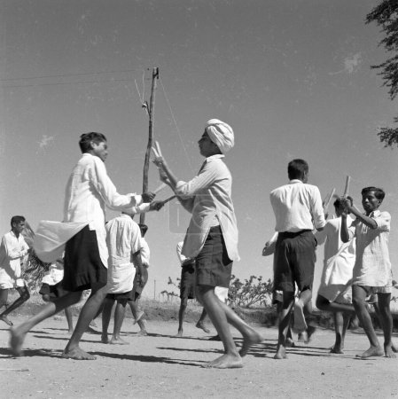 Téléchargez les photos : Jouer après les heures de classe, VIDYAPITH forme les jeunes ruraux à la vie progressiste, ville de Nanjangud près de Mysore, Karnataka, Inde - en image libre de droit