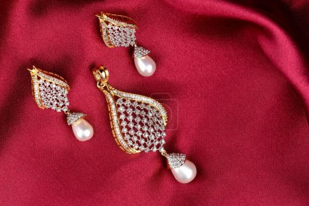 Foto de Joyas de diamantes colocadas en tela con pendientes colgante de diamantes, joyas de diamantes - Imagen libre de derechos