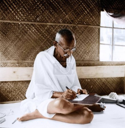 Téléchargez les photos : Mahatma Gandhi assis et écrivant dans sa cabane, Bangladesh, Asie, novembre 1946 - en image libre de droit