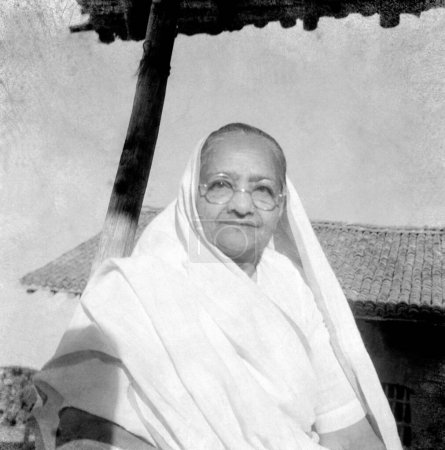 Téléchargez les photos : Kasturba Gandhi, Ba (mère) comme elle était connue de tous, Ashram de Sevagram, Vardha, Maharashtra, Inde, 1942 - en image libre de droit