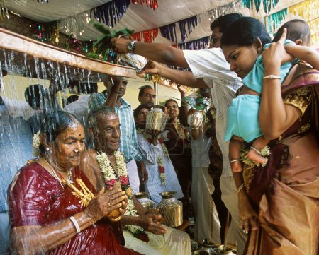 Téléchargez les photos : Sathabhishekam (80e jour de naissance) ; baignade rituelle du couple Nagarathar (Nattukottai Chettiar) ; Tamil Nadu ; Inde - en image libre de droit