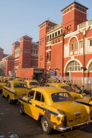Téléchargez les photos : Gare de Howrah Bâtiment et station de taxi ; Kolkata ; Bengale-Occidental ; Inde - en image libre de droit
