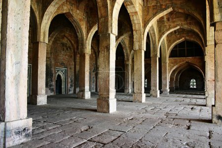 Téléchargez les photos : Piliers arches et hall de Jama Masjid, Mandu, Madhya Pradesh, Inde - en image libre de droit