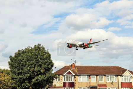 Téléchargez les photos : Avion Kenya Airways atterrissant à l'aéroport d'Heathrow, Londres, Royaume-Uni - en image libre de droit