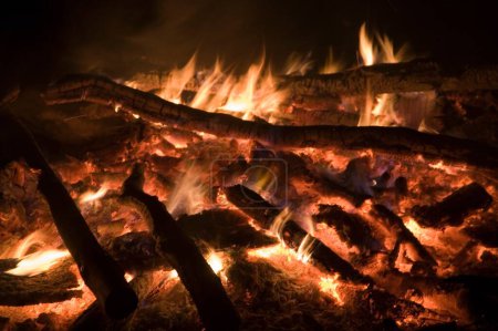 Foto de Festival de calor de llama de fuego de Pascua de leña quemando cinco elementos; Salzwedel; Alemania; Europa - Imagen libre de derechos