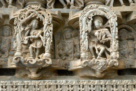 Téléchargez les photos : Personnages féminins gravés dans la pierre sur le mur du temple Channakesava Vishnu ; Belur ; district Hassan ; Karnataka ; Inde - en image libre de droit
