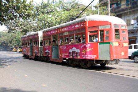 Foto de Tranvía rojo antigua forma de servicio de transporte; Calcuta ahora Calcuta; Bengala Occidental; India - Imagen libre de derechos