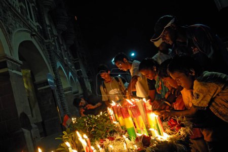 Téléchargez les photos : Des gens allumant des bougies en mémoire d'une attaque terroriste, Bombay, Mumbai, Maharashtra, Inde - en image libre de droit