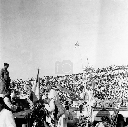 Foto de Mahatma Gandhi en una reunión masiva en Midnapur Bengal, 1945 - Imagen libre de derechos
