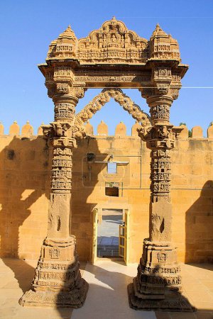 Téléchargez les photos : Des piliers magnifiquement sculptés à l'entrée des temples jaïns faits de grès à Lodurva ; Jaisalmer ; Rajasthan ; Inde - en image libre de droit