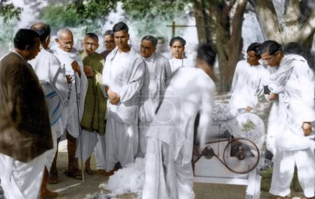 Téléchargez les photos : Mahatma Gandhi visitant le centre de reconstruction rurale, Bengale occidental, Inde, Asie, 18 février 1940 - en image libre de droit