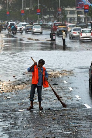 Téléchargez les photos : Travailleur propre route à la promenade maritime ; Bombay Mumbai ; Maharashtra ; Inde 23-Juillet-2009 - en image libre de droit