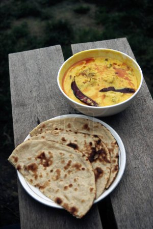 Comida de pan de trigo y curry de col en Koti cerca de Simla, Himachal Pradesh, India