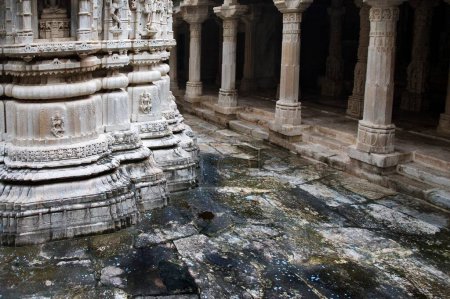 Foto de 2000 años de antigüedad monumento antiguo Adinath Jain templo; Pueblo Delwara; Udaipur; Rajastán; India - Imagen libre de derechos