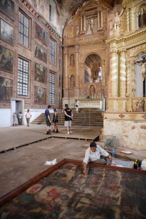 Téléchargez les photos : Experts faisant la restauration des peintures, église de St. Francis d'Assise, construite en 1521 A.D., site du patrimoine mondial de l'UNESCO, vieux Goa, Velha Goa, Inde - en image libre de droit