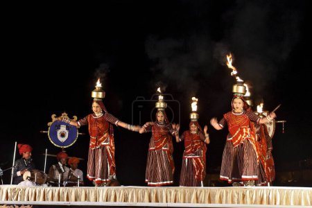 Téléchargez les photos : Rajasthani Dance Group, Desert Festival 2004, Jaisalmer, Rajasthan, Inde - en image libre de droit