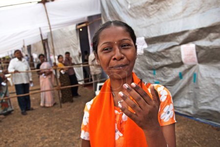 Téléchargez les photos : Délicieux électeur après avoir voté aux élections, Bombay Mumbai, Maharashtra, Inde 30 avril 2009 - en image libre de droit
