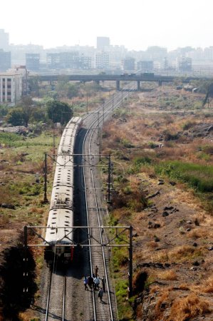 Foto de Un tren que sale de la estación de Vashi en Navi Mumbai en Maharashtra; India - Imagen libre de derechos