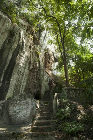 Téléchargez les photos : Chemin vers Perali Cave Temple, Penang, Malaisie, Asie - en image libre de droit