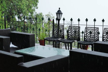 Sillas de hierro forjado, Rokeby Manor garden, Landour, Mussoorie, Uttarakhand, India