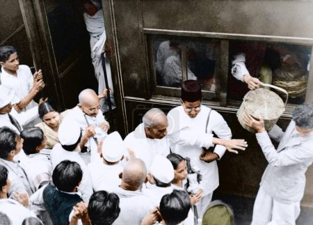 Téléchargez les photos : Sardar Vallabhbhai Patel recevant Mahatma Gandhi descendant du train, Inde, Asie, 1944 - en image libre de droit