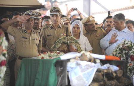 Foto de Oficial de IPS Hasan Gafoor y A.N. Roy en el funeral del Jefe del Escuadrón Antiterrorista Hemant Karkare muerto por ataque terrorista en Bombay Mumbai, Maharashtra, India 26 de noviembre de 2008 - Imagen libre de derechos