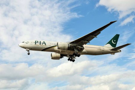 Téléchargez les photos : PIA Pakistan International Airlines atterrissage d'avion à Londres, Royaume-Uni - en image libre de droit