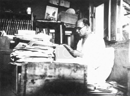 Foto de Mahadev Desai en su cabaña en el Ashram Sevagram, 1940 - Imagen libre de derechos