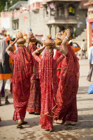 Téléchargez les photos : Femme tenant pot rituel, kumbh mela, ujjain, madhya pradesh, Inde, asie - en image libre de droit