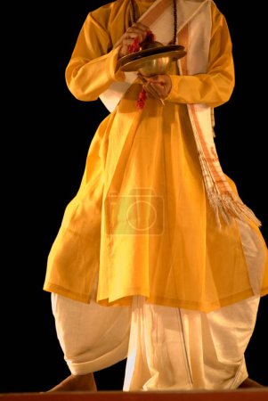 Téléchargez les photos : Style distinctif des Indes de nombreuses formes de danse Satriya vu ici dans le ballet traditionnel mis en scène chaque année à Konarak, Orissa, Inde - en image libre de droit