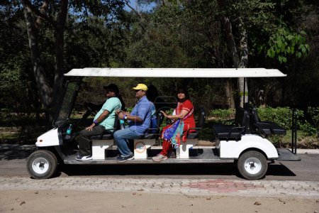 Foto de Turistas en vehículo eléctrico ecológico, zoológico de Mahendra Choudhary, Chandigarh, haryana, India, Asia - Imagen libre de derechos