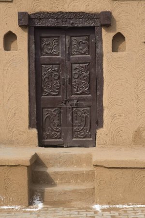 puerta de madera de la casa rural Surajkund mela Faridabad Haryana India Asia