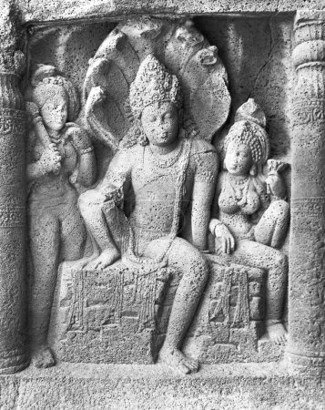 Téléchargez les photos : Sculpture en pierre de Nagraj dans les grottes Ajanta ; Aurangabad ; Maharashtra ; Inde Années 1940 - en image libre de droit