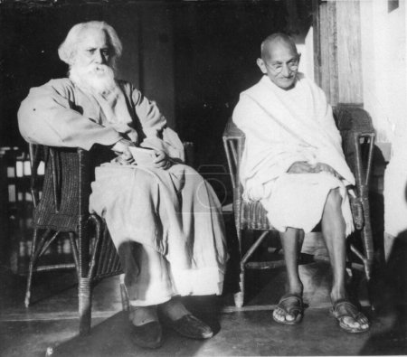 Téléchargez les photos : Mahatma Gandhi avec le poète Rabindranath Tagore, février 1940 - en image libre de droit